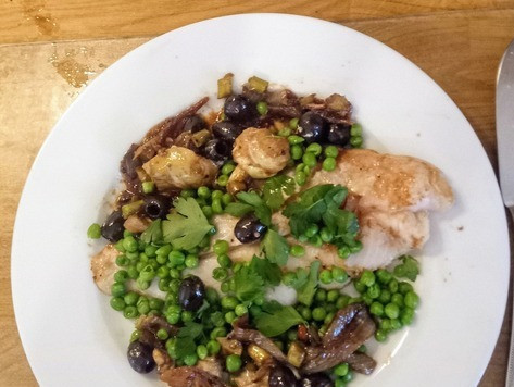 1. Этап. Лимонная рыба в весеннем соусе агродольче: Посыпать зелёным горошком и петрушкой, перемешать. Разложить по тарелкам. Можно подавать. Приятного аппетита