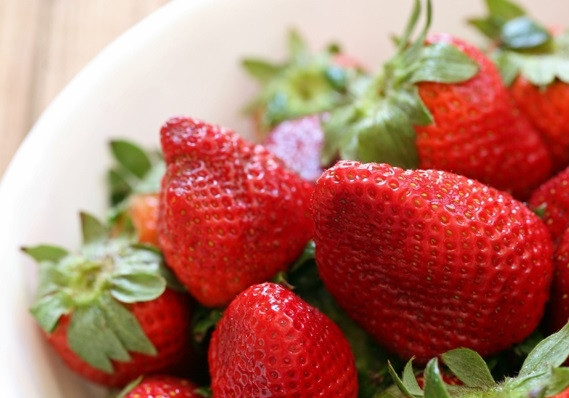 1. Этап. Джем без сахара: 1. В данном случае джем будет клубничным. Ягоды вымойте как следует и обсушите.