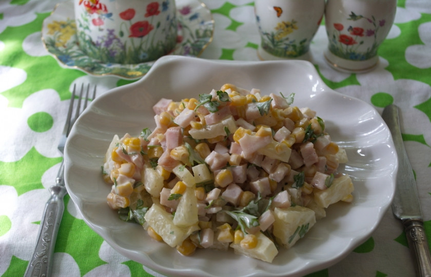 1. Этап. Салат из ананасов и кукурузы: Заправьте салат майонезом. Соль я не кладу. Можно добавить немного черного молотого перца. Подайте к столу охлажденным.