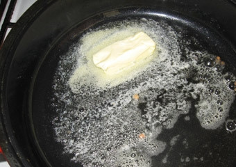 1. Этап. Чесночная курица: Вытопленный жир оставляем на сковороде, а шкварки пока убираем в отдельную посуду. Добавляем к жиру сливочное масло.