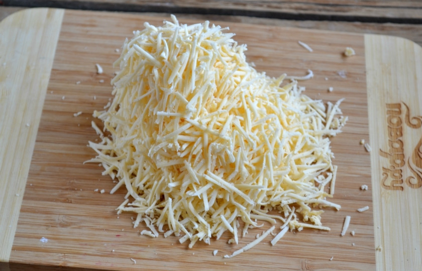 1. Этап. Сырное печенье: Сыр натрите на мелкой терке.