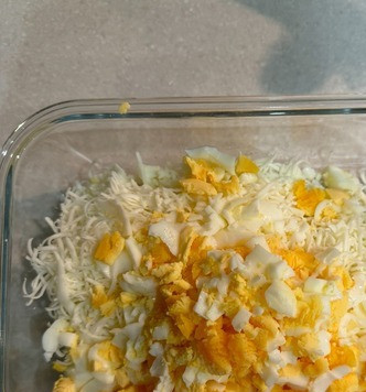 1. Этап. Творожная галета с белковой начинкой: Добавить измельченные яйца