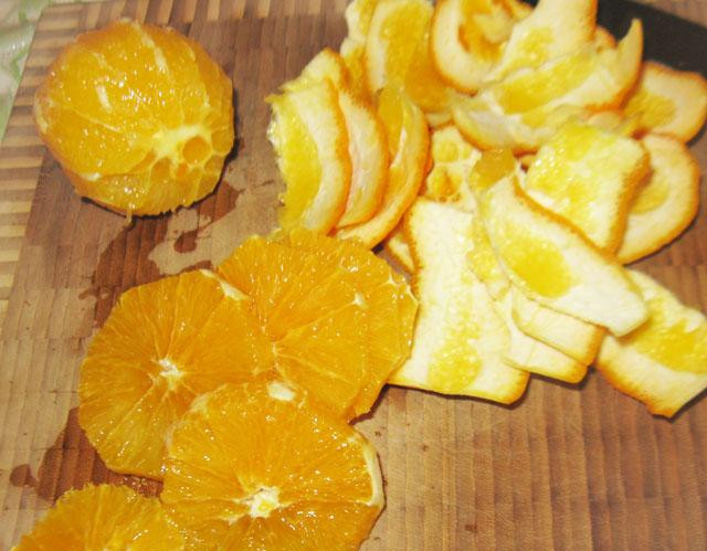 1. Этап. Салат из вареной свеклы: Апельсин также очистить от кожуры и нарезать тонкими кольцами.