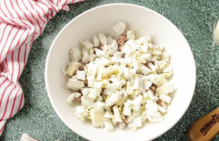 1. Этап. Салат с тунцом, огурцами и кукурузой: Яйца очистите и нарежьте кубиками.