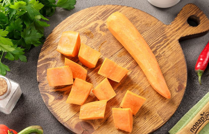 1. Этап. Острая закуска: Морковь очистите и нарежьте крупными кусочками.