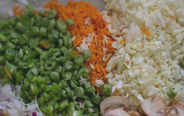 1. Этап. Отварной рис с овощами: Пока варится рис, нужно измельчить все овощи и нарезать некрупно грибы.