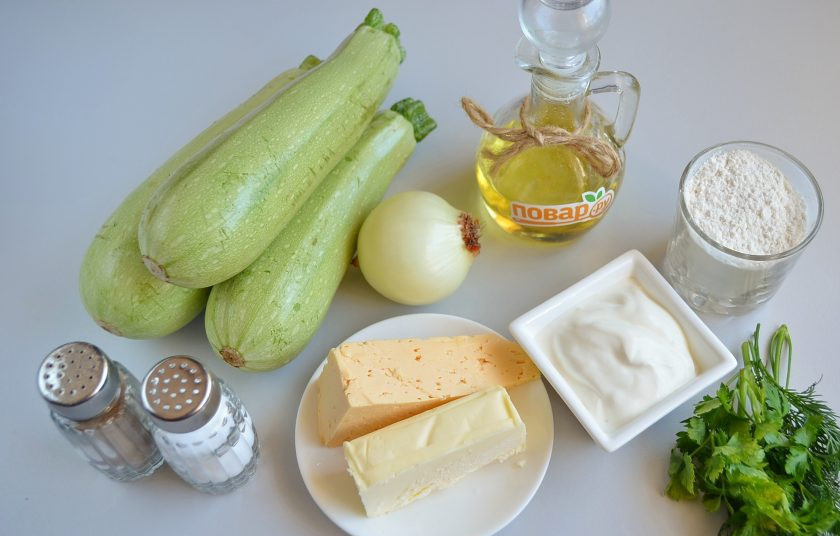 1. Этап. Кабачковый крамбл: 1. Подготовьте продукты, можно добавить в блюдо кусочек чеснока, если хотите. Приступим!