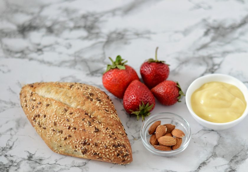 1. Этап. Тост с клубникой: Подготовьте все ингредиенты.