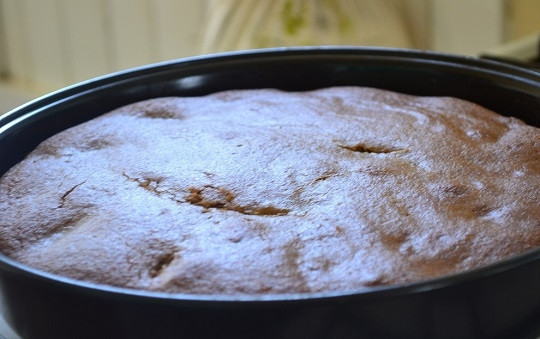 1. Этап. Пирог на банановой муке: 5. Сверху вылейте оставшееся тесто и отправьте все в разогретую до 160 градусов духовку. Запекайте пирог около 45 минут до готовности.