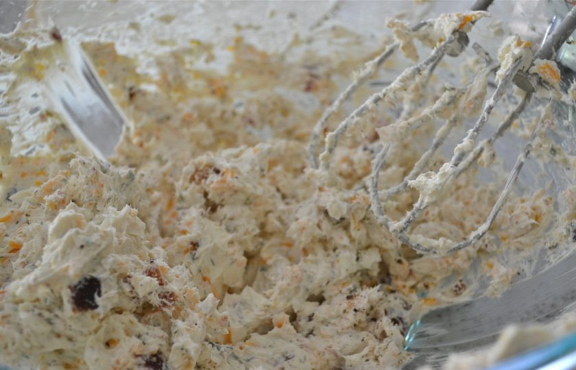 1. Этап. Рулетики в лаваше: Взбейте миксером на средней скорости до получения однородной сливочной массы. После чего попробуйте начинку и добавьте соль и перец по вкусу. Заново перемешайте.