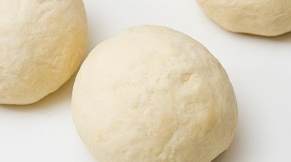 1. Этап. Тонкое тесто для пиццы итальянское: Разделите тесто на 3 части. Каждый заверните в полиэтиленовый пакет и оставьте на полчаса в тёплом месте.