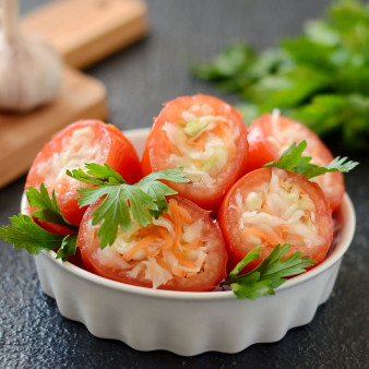 Малосольные помидоры фаршированные капустой