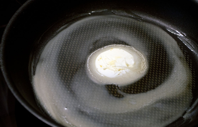 1. Этап. Быстрый суп без мяса: 3. На сковороду отправить сливочное масло и растопить его. Заменять растительным маслом данном случае не стоит.