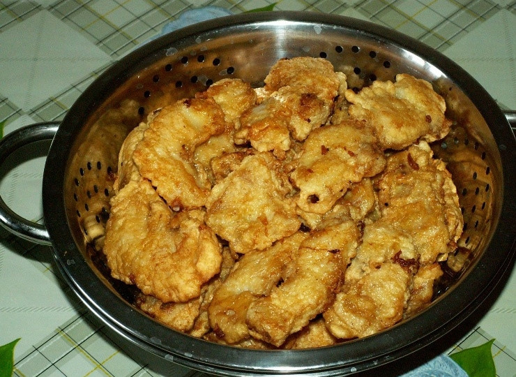 1. Этап. Морской язык в кляре: Готовую рыбу помещаем в дуршлаг и даем стечь излишкам масла. Либо выкладываем ее на салфетки, которые так же отлично впитают лишнее масло. готовую рыбку можно подавать к столу с любым гарниром. Приятного вам аппетита!