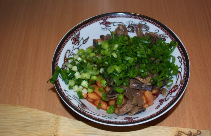 1. Этап. Фасоль с зеленью: Любую зелень мелко нарежьте и добавьте в миску. Можно взять ассорти из зелени. Вкусно добавить кинзу и укроп.