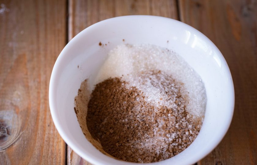 1. Этап. Рогалики с корицей: В мисочке смешайте корицу и сахар до полного объединения.