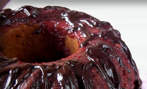 1. Этап. Клубничный кекс с шоколадной глазурью: 8. Шоколад растопите на водяной бане или в микроволновке, добавьте ложку сливочного масла. Украсьте глазурью кекс и дождитесь, когда она застынет.