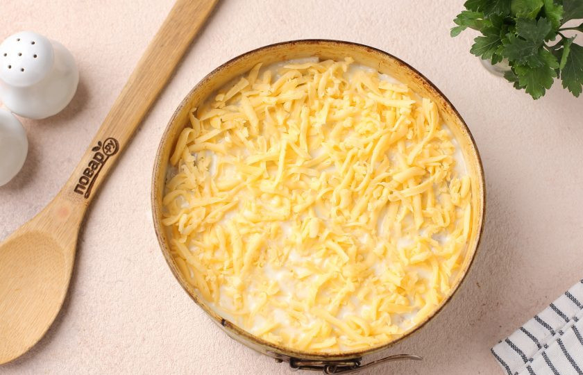 1. Этап. Пирог из лаваша с фаршем и кабачком: Далее залейте рулетики подготовленной заливкой и посыпьте тёртым сыром.