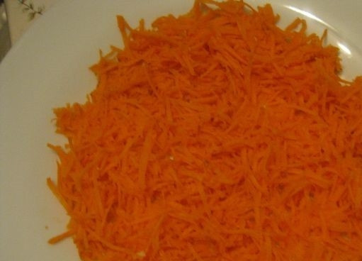 1. Этап. Салат из печени трески слоями: 4. Формируйте салат в виде слоев. На дно салатника уложите морковь.