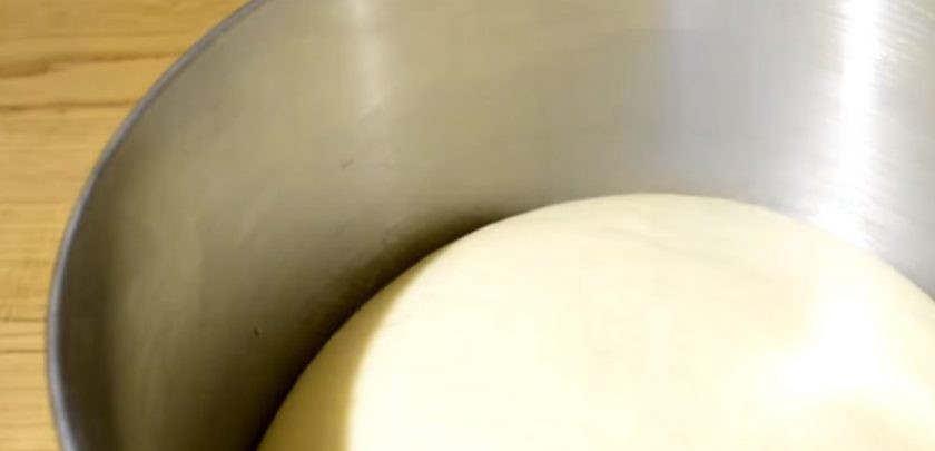 1. Этап. Творожные булочки Как пух: 3. Замесите тесто — оно должно получиться эластичным и мягким. Переложите тесто в смазанную растительным маслом миску, накройте пленкой и оставьте в теплом месте на 1,5-2 часа.