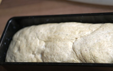 1. Этап. Хлеб на квасе без дрожжей: 3. Запекаем в раскаленной до максимума духовке 30-40 минут. На готовность проверяем блюдо при помощи спички.