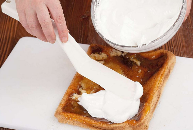 1. Этап. Бисквитное пирожное с белковым кремом: Сверху наносим часть белкового крема.