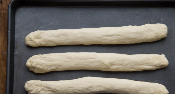 1. Этап. Хлебная косичка с маком: 6. Разделите тесто на 3 равных части, сформируйте из каждой колбаску.