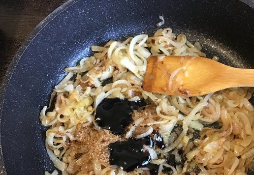 1. Этап. Чизбургер с карамелизированным луком: Убавить огонь, добавить бальзамик, тимьян и щепотку соли. Продолжать готовить, часто помешивая деревянной ложкой, пока лук не станет мягким и темно-золотистым, еще около 20 минут. Посолить, поперчить по своему вкусу.