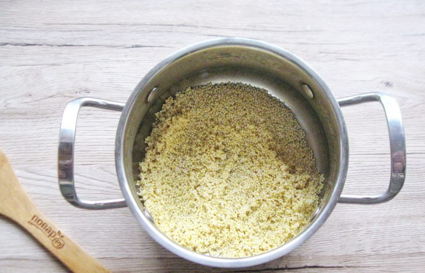 1. Этап. Пшенная каша с медом: Пшено тщательно промойте, перебирая пальцами, чтобы удалить как можно больше крахмала. Выложите в кастрюлю. Затем залейте кипятком для удаления горечи. Через 5 минут воду слейте.