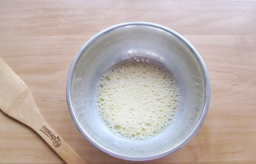 1. Этап. Пирог с судаком: Хорошо их взбейте венчиком или миксером.