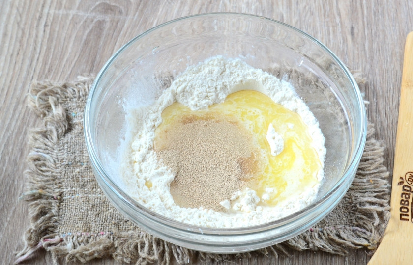 1. Этап. Гокая: Смешайте муку, соду, сахар, соль и быстродействующие дрожжи. Растопите сливочное масло (мне удобно растапливать в микроволновке), добавьте к сухим ингредиентам. Затем влейте тепленькую воду и хорошенько все перемешайте.