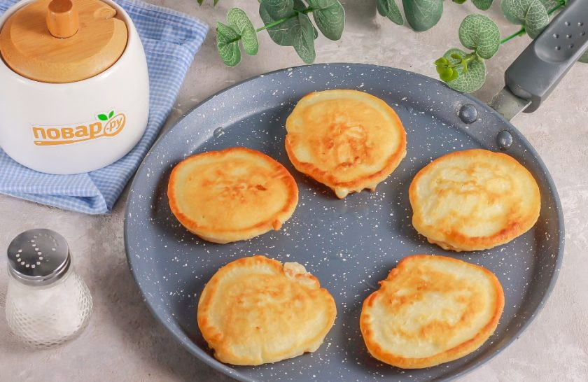 1. Этап. Оладьи с творожным сыром: Прогрейте в сковороде растительное масло и убавьте нагрев до умеренного. Столовой ложкой выложите в масло порции теста и обжарьте по 1-2 минуты с каждой стороны.