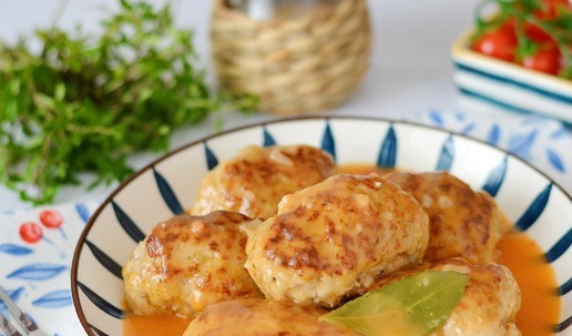 1. Этап. Свиные котлеты в томатной подливке: Подавайте котлеты с любым гарниром на своё усмотрение.