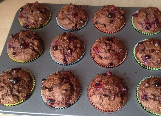 1. Этап. Очень шоколадные маффины с клюквой: 11. Выпекаем в разогретой до 200 градусов духовке минут 30, до сухой деревянной зубочистки. Вынимаем из духовки, даем минут 10 остыть, а затем вынимаем из формы.