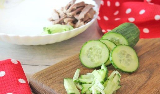 1. Этап. Салат «Тайна Амстердама»: Огурцы помыть, обсушить, нарезать соломкой. Нарезанные соломкой огурцы сложить кучкой около нарезанного полосками языка.