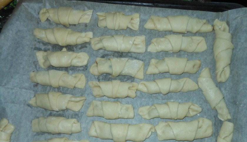 1. Этап. Постные рогалики: Аккуратно закрутите тесто так, чтобы получились рогалики и повидло не вытекло. Выложите рогалики на противень, застеленный пергаментом, и отправьте в разогретую до 180 градусов духовку минут на 20-25.