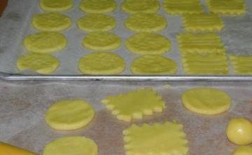 1. Этап. Печенье из песочного теста: Чтобы сделать печенье, тесто мы раскатывать не будем. Оно очень нежное и будет рваться при раскатывании. Отщипываем небольшие кусочки теста, делаем из него шарики, а затем уже его можно будет раскатать. Делаем печенье так, как вам удобно. Выкладываем печенье на противень, застеленный бумагой.