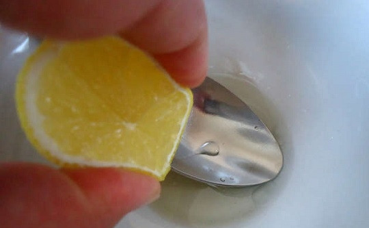 1. Этап. Брюссельская капуста на пару в мультиварке: 3. Один из вариантов, чем можно заправить капусту - это смесь оливкового масла с соком лимона. Добавьте немного соли и щепотку перца. Тщательно перемешайте — и заправка готова.