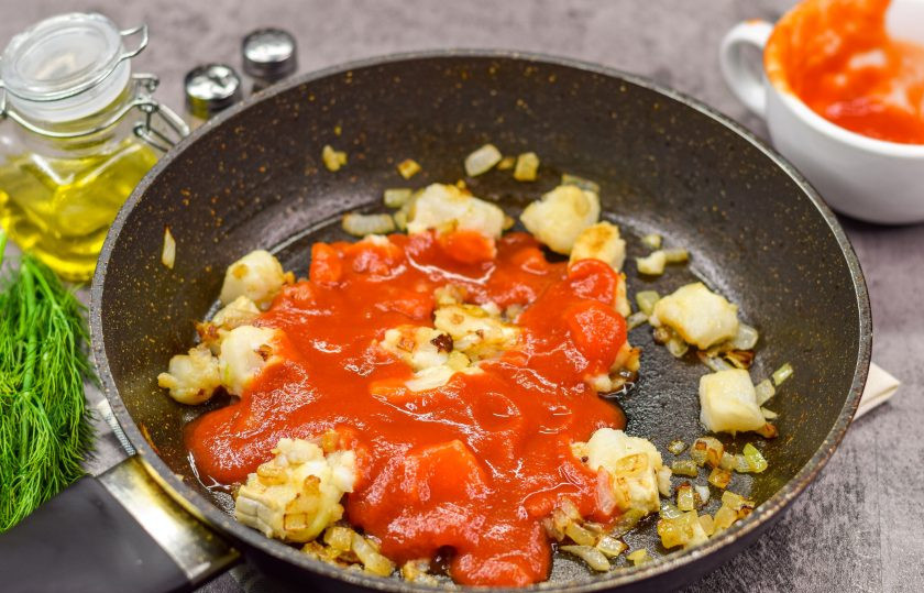 1. Этап. Паста с филе минтая: Добавьте к рыбе томатный соус. Добавьте соль и перец по вкусу.