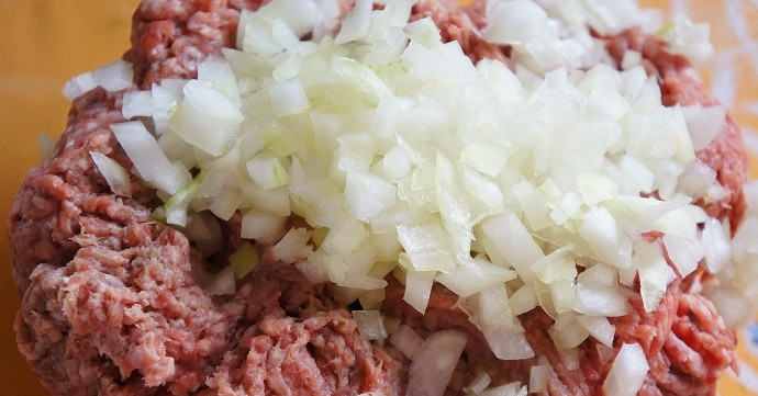 1. Этап. Бурятские бузы: Пока тесто охлаждается, можно приготовить начинку. Очистите луковицу и мелко её нарежьте. Лук отправьте к фаршу и хорошо всё перемешайте. По вкусу можете добавить соль и чёрный молотый перец.