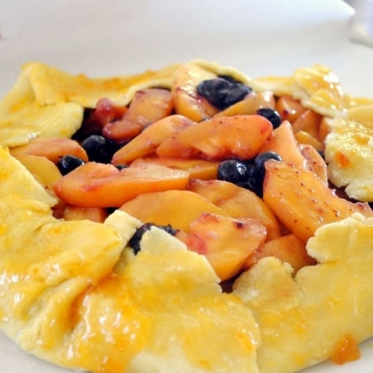 1. Этап. Пирог с черникой и персиками по-деревенски: Чтобы края теста были вкуснее, их можно смазать джемом.