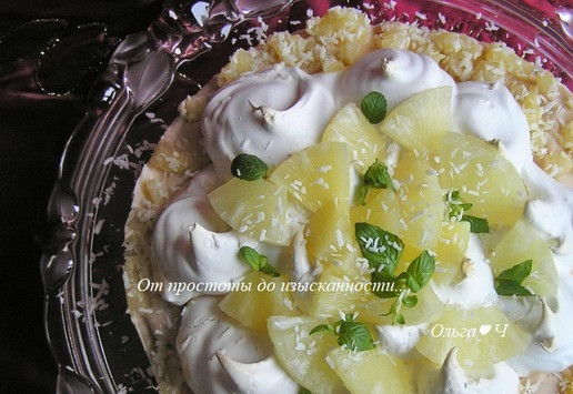 1. Этап. Кокосовый торт-безе с ананасами: Украсьте отложенными кусочками ананаса и листиками мяты.