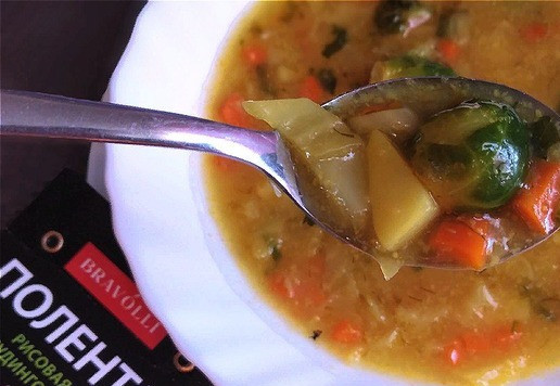 1. Этап. Капустный суп с рисовой полентой: Диетический, вкусный, полезный, сытный... О пользе супа можно говорить много. Это то, что нам сейчас необходимо поздней осенью! Я люблю густые супы. Если вам нужно пожиже, то добавьте бульона по вашему вкусу.