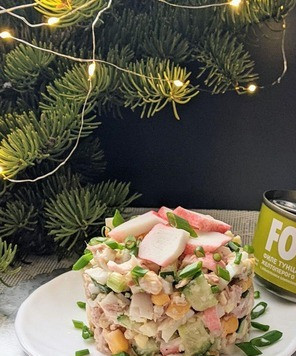 1. Этап. Салат с тунцом Мирослава: При подаче украшаем крабовыми палочками, зелёным луком, можно также дольками яиц. Приятного аппетита!