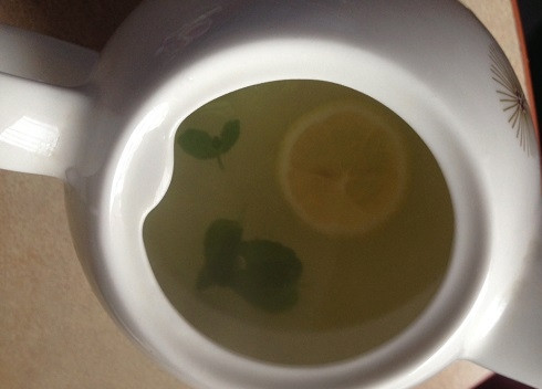 1. Этап. Полезный имбирный чай: Заливаем ингредиенты для чая кипятком. Закрываем крышку.