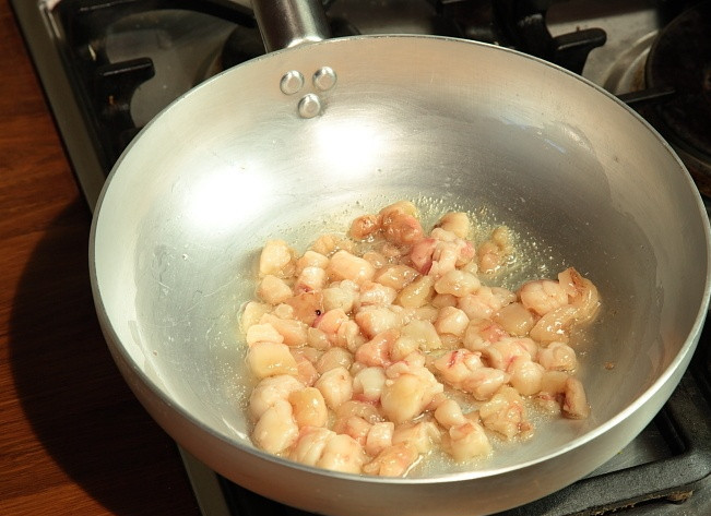 1. Этап. Запеченный гусь, фаршированный яблоками: Порежьте жир на мелкие кусочки и положите его на сковороду.