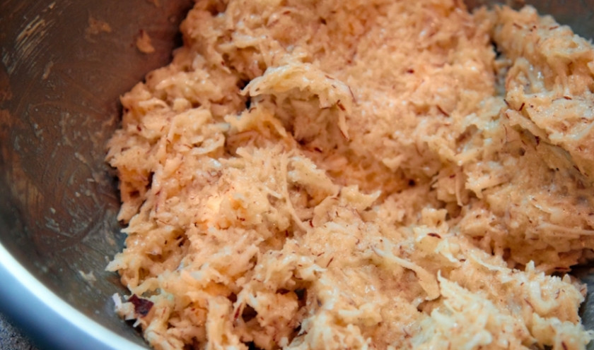 1. Этап. Печеньки быстрые: К кокосу добавляем все остальные ингредиенты. Заметьте, что сливочное масло должно быть мягким. Смешайте все тщательно.