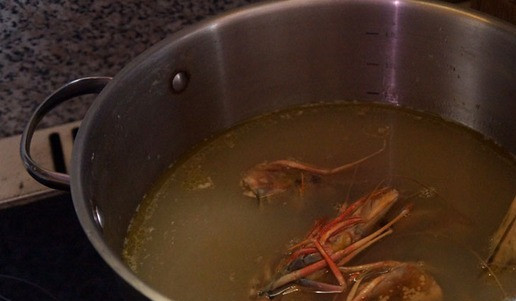 1. Этап. Солянка рыбная «Эксклюзив»: Сварить рыбный бульон. Для него я использовал все, что нашлось в морозилке – как сказано выше, копченую голову осетра, а еще панцири тигровых креветок, ну и что еще там пришлось ко двору от прежних кулинарных упражнений с рыбой.