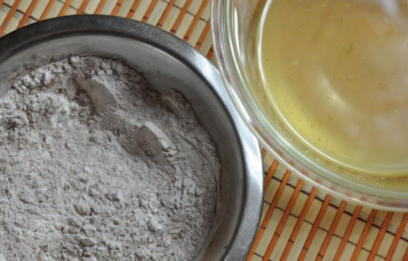 1. Этап. Постная коврижка с какао: В стакане теплой воды разведите сахар, добавьте мед и растительное масло. Все размешайте. Отдельно смешайте сухие ингредиенты: муку, какао, разрыхлитель и ванилин. По желанию добавьте корицу, мускатный орех и другие пряности.