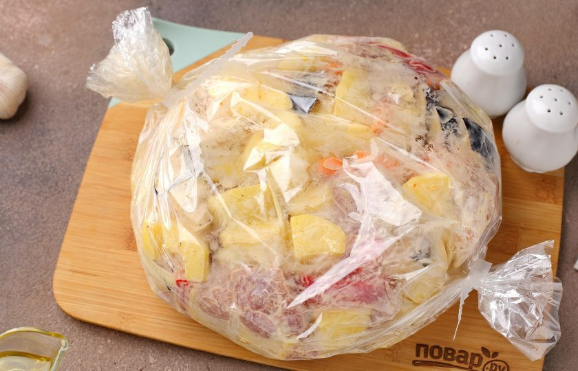 1. Этап. Мясо с баклажанами и картошкой в духовке: Переложите овощи с мясом в рукав для запекания и отправьте в разогретую до 200 градусов духовку примерно на час.